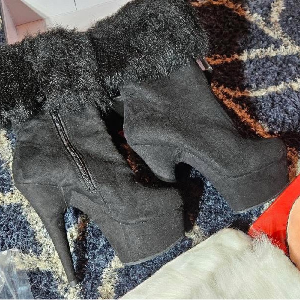 NWT Pleaser Delight-1000 Black Faux Suede Platform Boots Pink Fur Cuff US 6